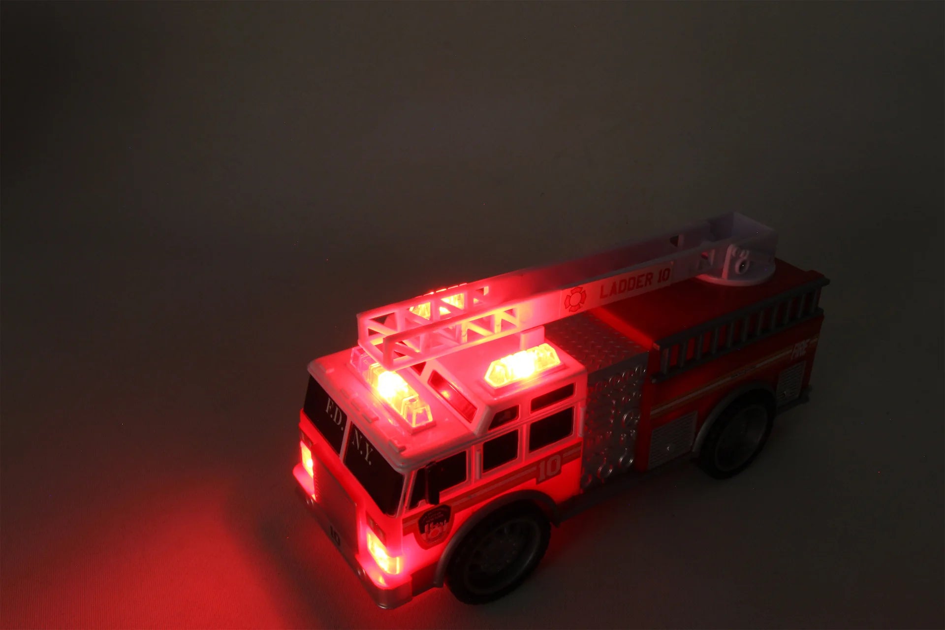 Daron FDNY FIRE TRUCK W/LIGHTS & SOUND