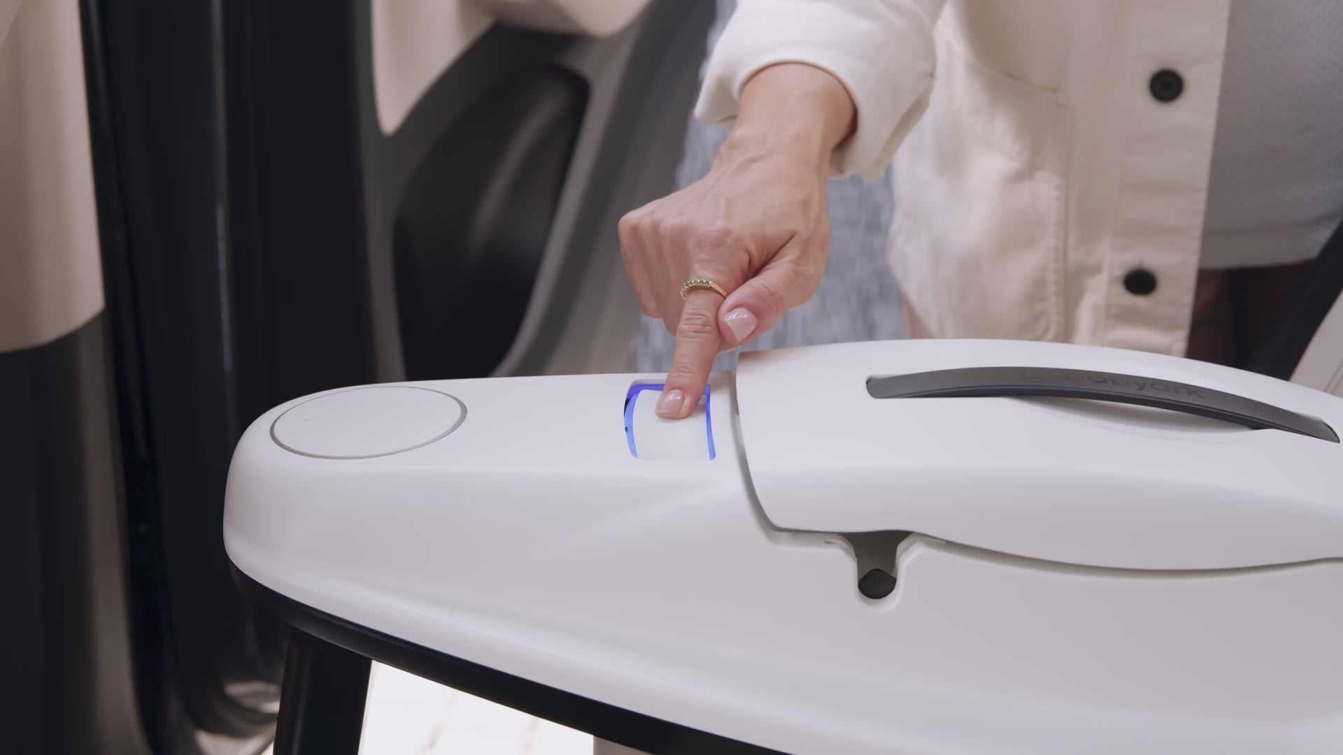 Load video: Babyark Convertible Car Seat-Premium